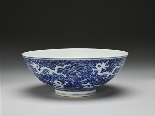 青花波濤九白龍紋碗
