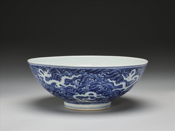 青花波濤九白龍紋碗