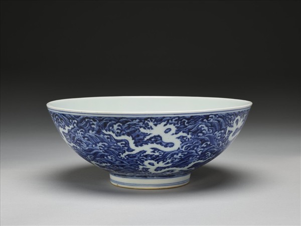 青花波濤九白龍紋碗