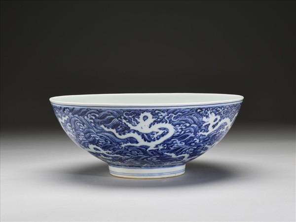 青花波濤九白龍紋碗