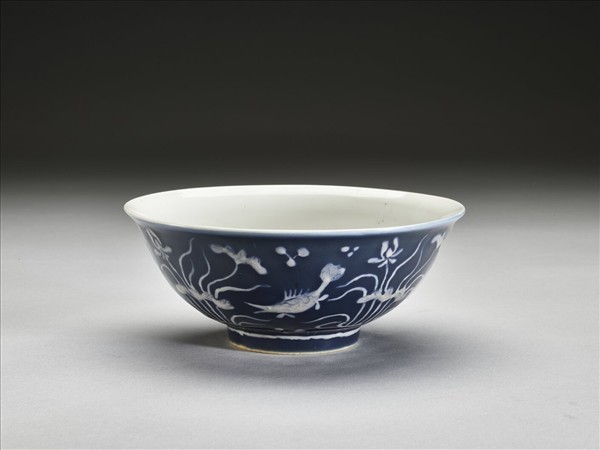 藍地堆白蓮塘游魚紋碗