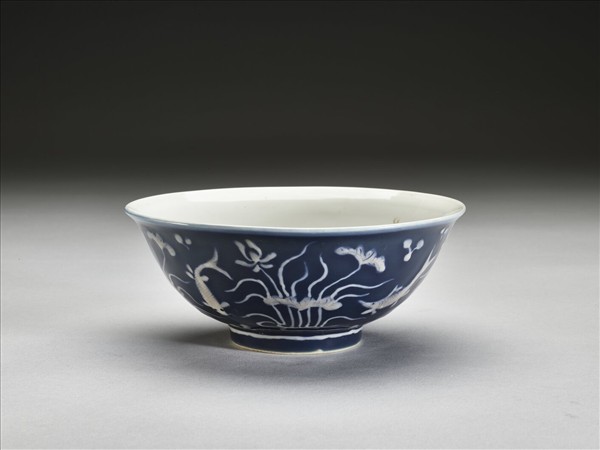 藍地堆白蓮塘游魚紋碗