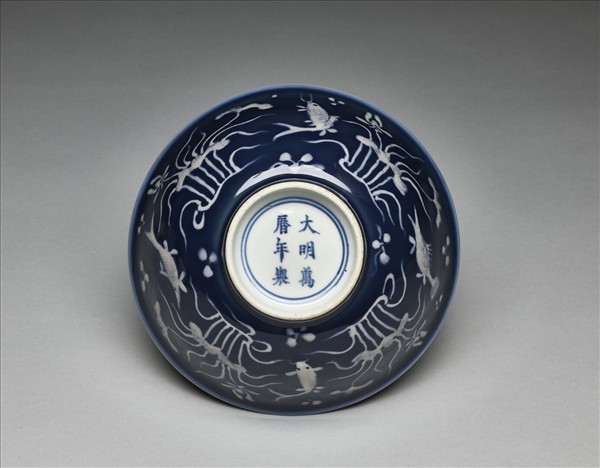 藍地堆白蓮塘游魚紋碗