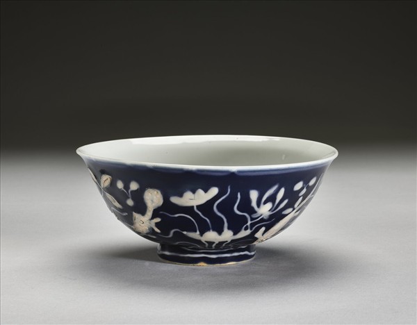 藍地堆白蓮塘游魚紋碗