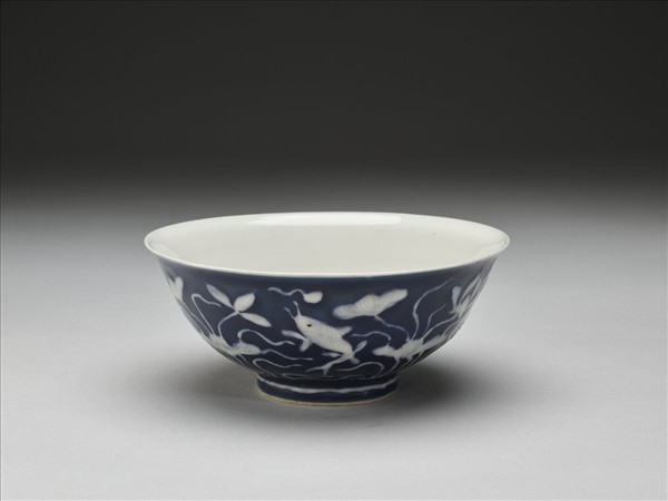 藍地堆白蓮塘游魚紋碗