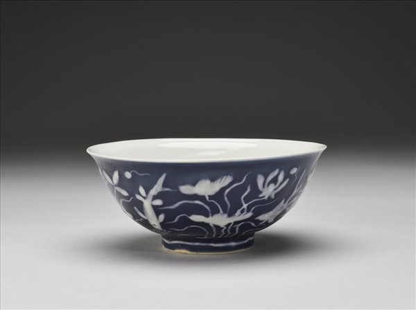 藍地堆白蓮塘游魚紋碗