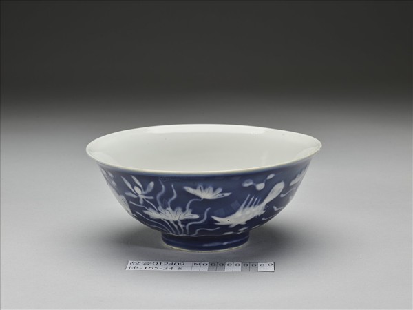 藍地堆白蓮塘游魚紋碗