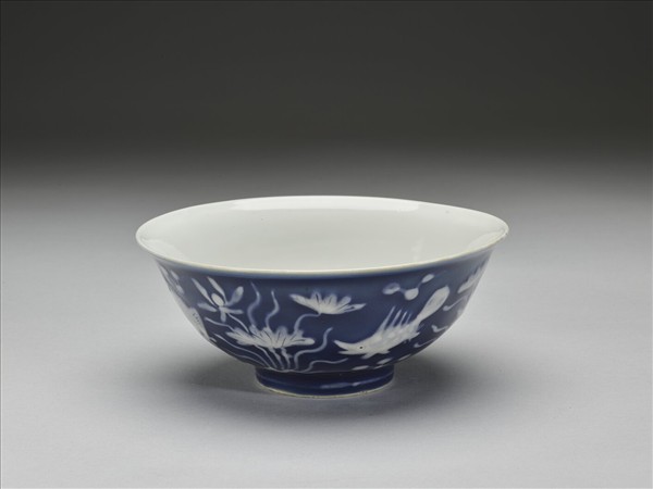 藍地堆白蓮塘游魚紋碗