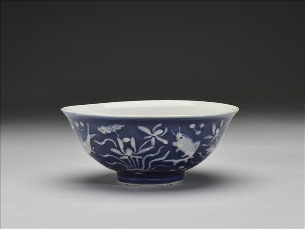 藍地堆白蓮塘游魚紋碗