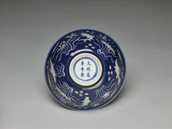 藍地堆白蓮塘游魚紋碗