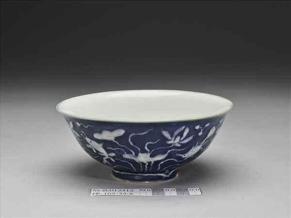 藍地堆白蓮塘游魚紋碗