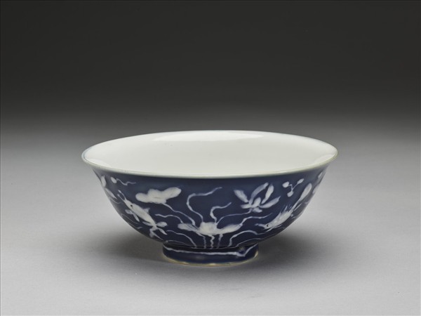 藍地堆白蓮塘游魚紋碗