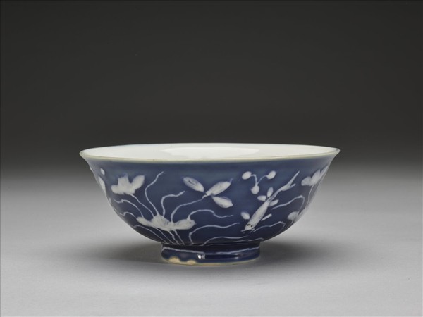 藍地堆白蓮塘游魚紋碗