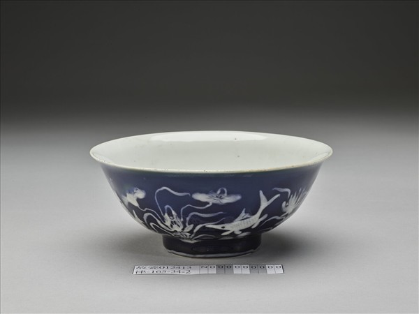 藍地堆白蓮塘游魚紋碗