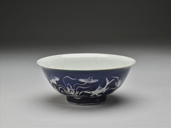 藍地堆白蓮塘游魚紋碗