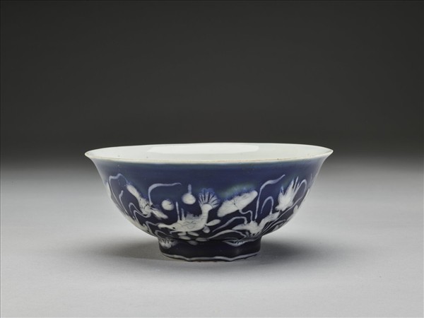 藍地堆白蓮塘游魚紋碗