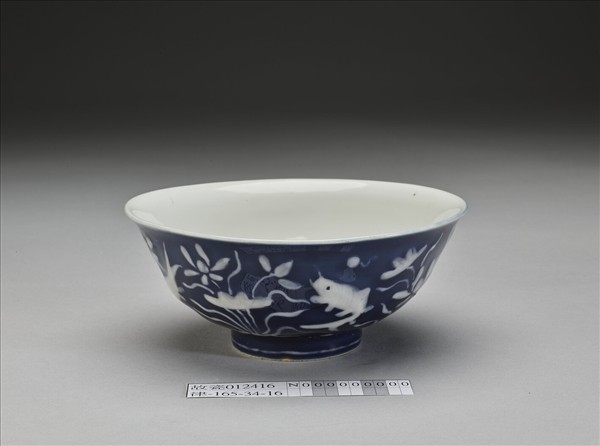 藍地堆白蓮塘游魚紋碗
