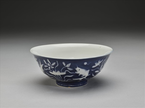 藍地堆白蓮塘游魚紋碗