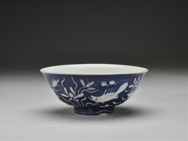 藍地堆白蓮塘游魚紋碗