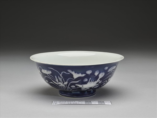 藍地堆白蓮塘游魚紋碗