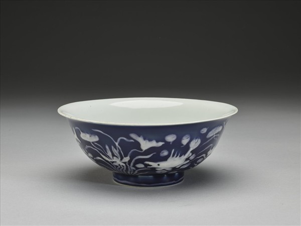 藍地堆白蓮塘游魚紋碗