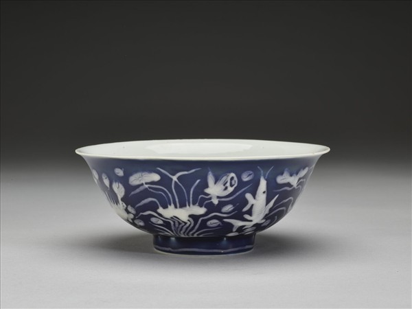 藍地堆白蓮塘游魚紋碗