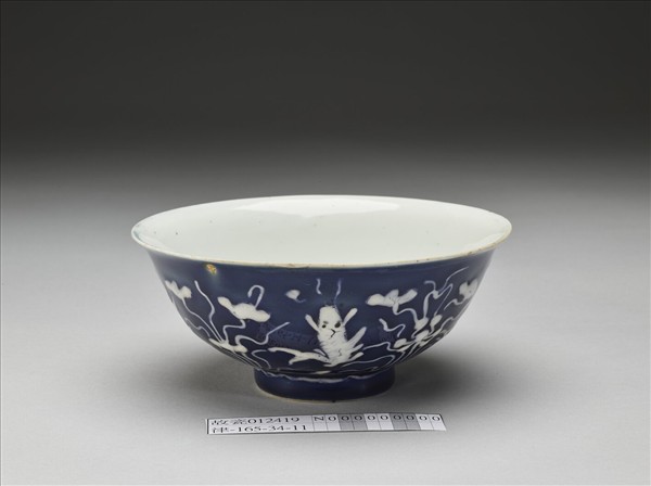 藍地堆白蓮塘游魚紋碗