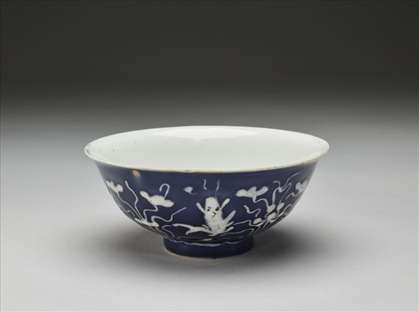 藍地堆白蓮塘游魚紋碗