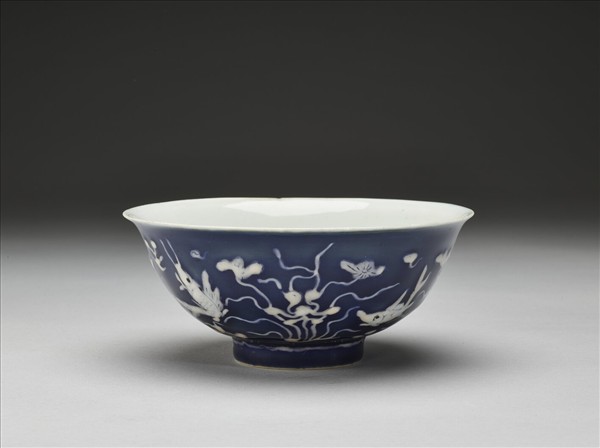 藍地堆白蓮塘游魚紋碗