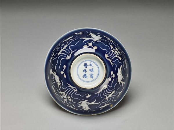 藍地堆白蓮塘游魚紋碗