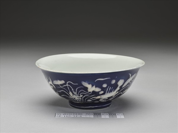 藍地堆白蓮塘游魚紋碗