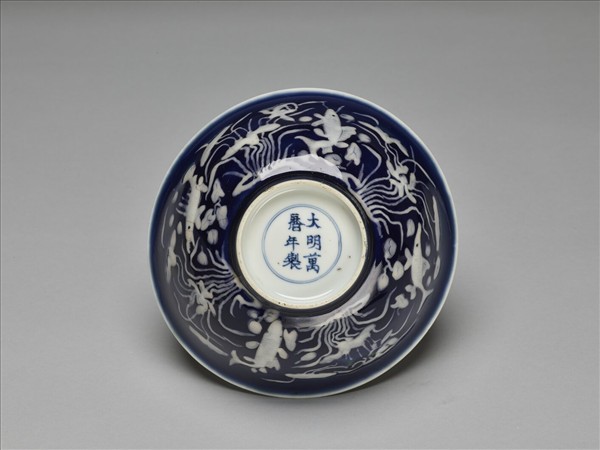 藍地堆白蓮塘游魚紋碗
