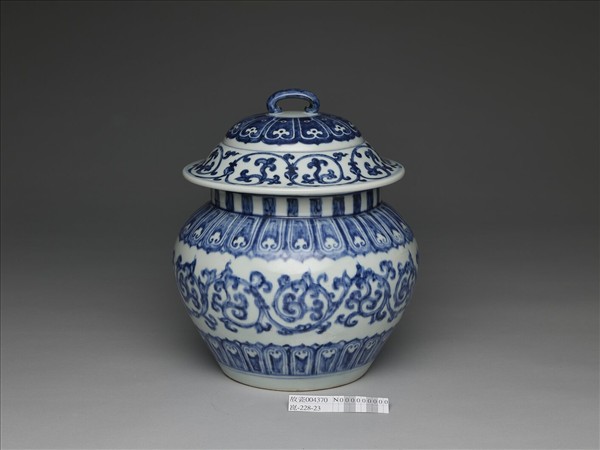 青花卷草蓮瓣紋罐