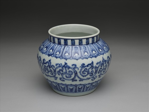 青花卷草蓮瓣紋罐