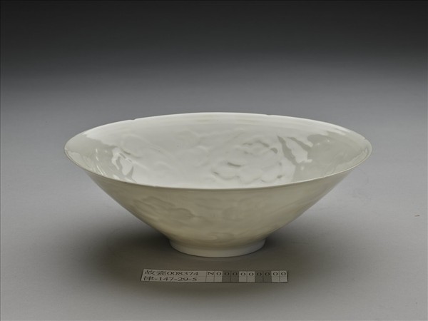 白瓷拱花花卉紋葵口碗