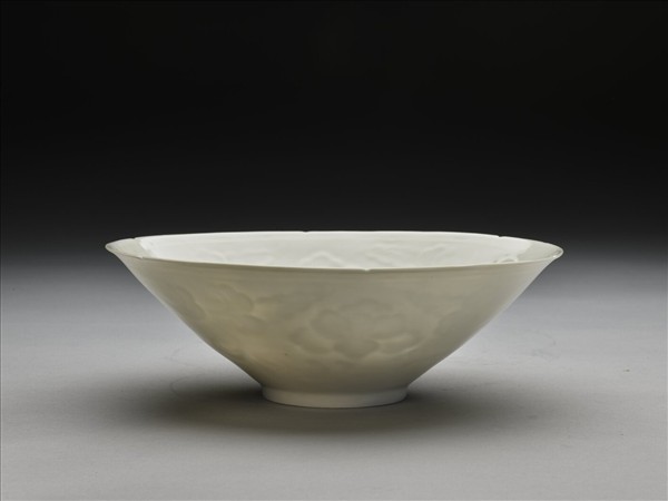 白瓷拱花花卉紋葵口碗