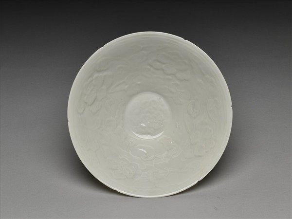 白瓷拱花花卉紋葵口碗