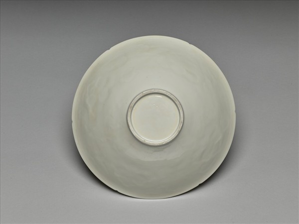 白瓷拱花花卉紋葵口碗