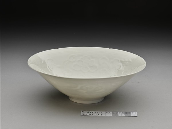 白瓷拱花花卉紋葵口碗