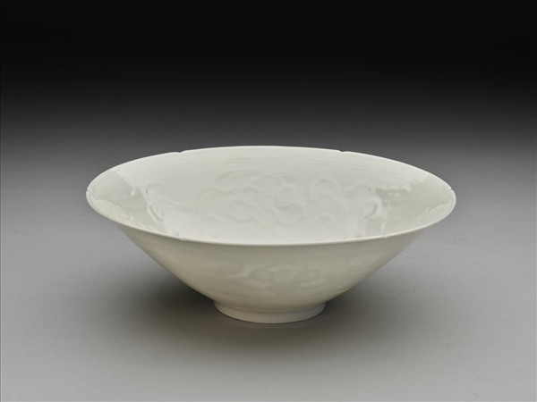 白瓷拱花花卉紋葵口碗