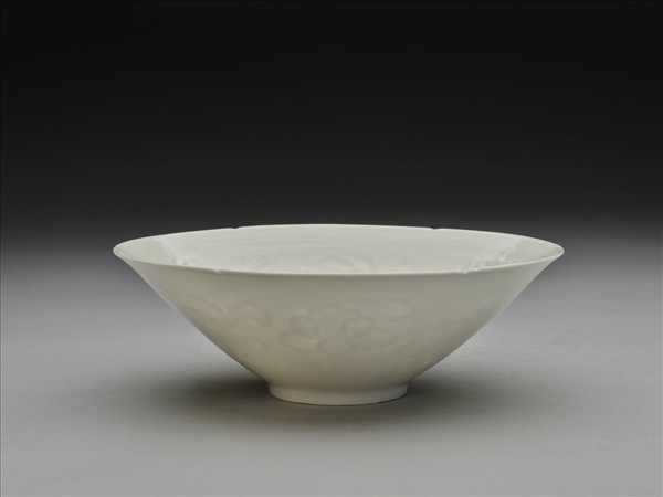 白瓷拱花花卉紋葵口碗