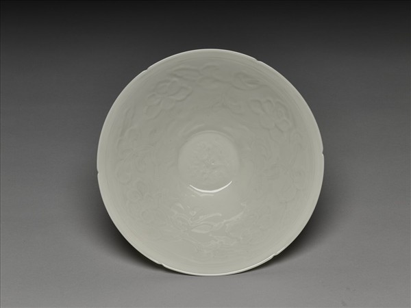 白瓷拱花花卉紋葵口碗