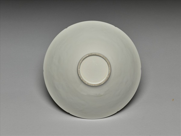 白瓷拱花花卉紋葵口碗