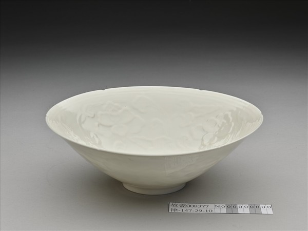 白瓷拱花花卉紋葵口碗