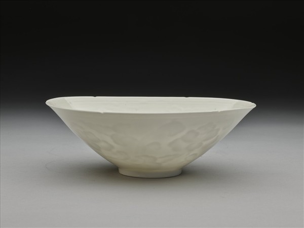 白瓷拱花花卉紋葵口碗