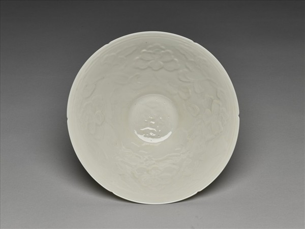 白瓷拱花花卉紋葵口碗