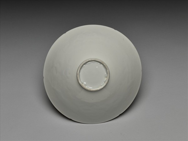 白瓷拱花花卉紋葵口碗