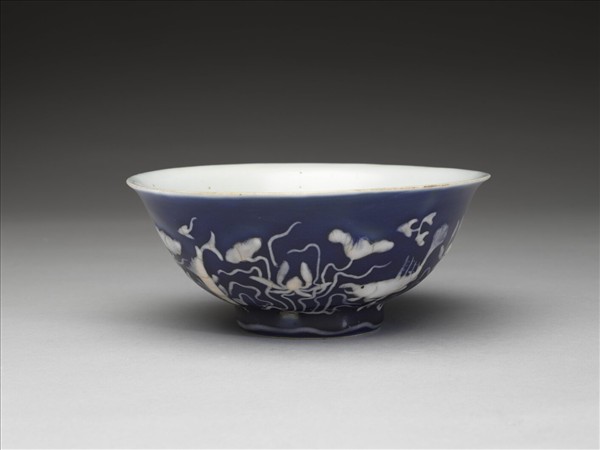藍地堆白蓮塘游魚紋碗