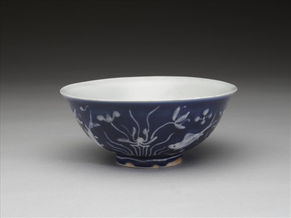 藍地堆白蓮塘游魚紋碗