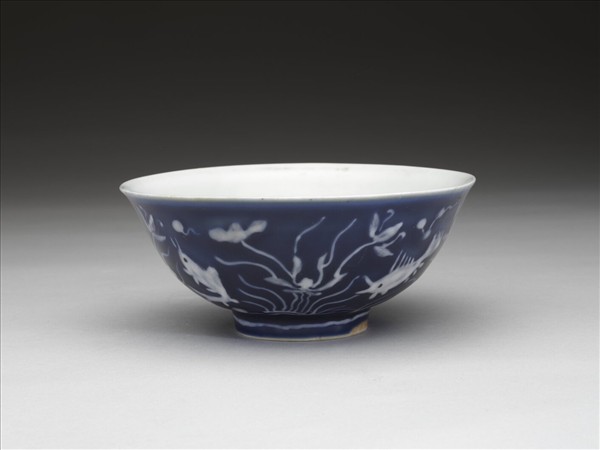 藍地堆白蓮塘游魚紋碗